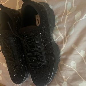 No box - the box broke so I tossed it. shoes come with extra rhinestones.